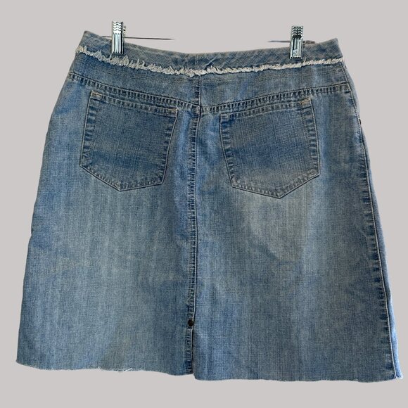 Y2K Gloria Vanderbilt Distressed Denim Skirt With Floral Patchwork & Frayed Hem - Picture 4 of 12